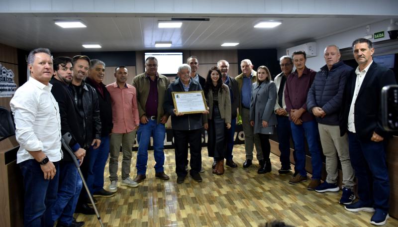 Câmara entrega Moção de Aplausos ao radialista Jaime Spazzini por 58 anos de dedicação à comunicação